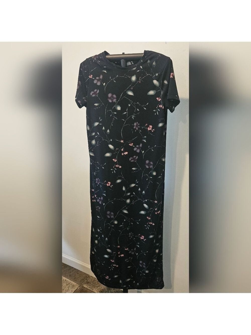 Cassino Women's Short Sleeve Maxi Dress In Black With A Multi Floral Print Small